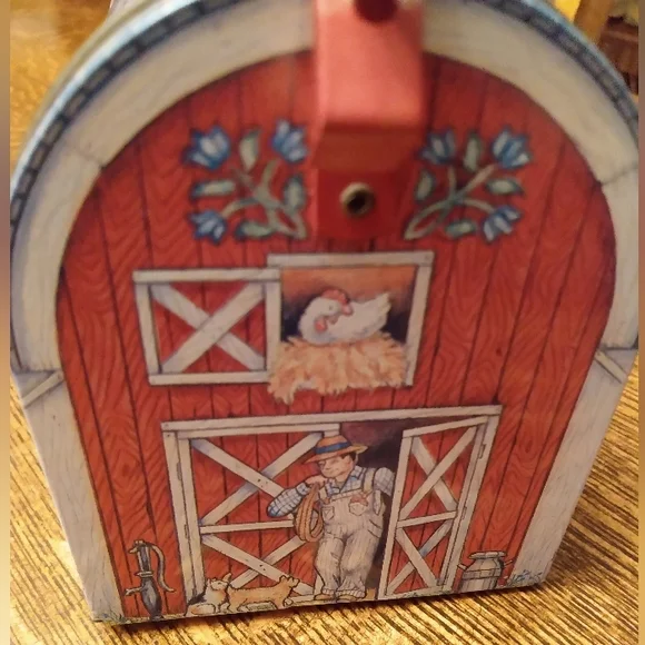 Vintage Tin Barn Bank. - Picture 2 of 7